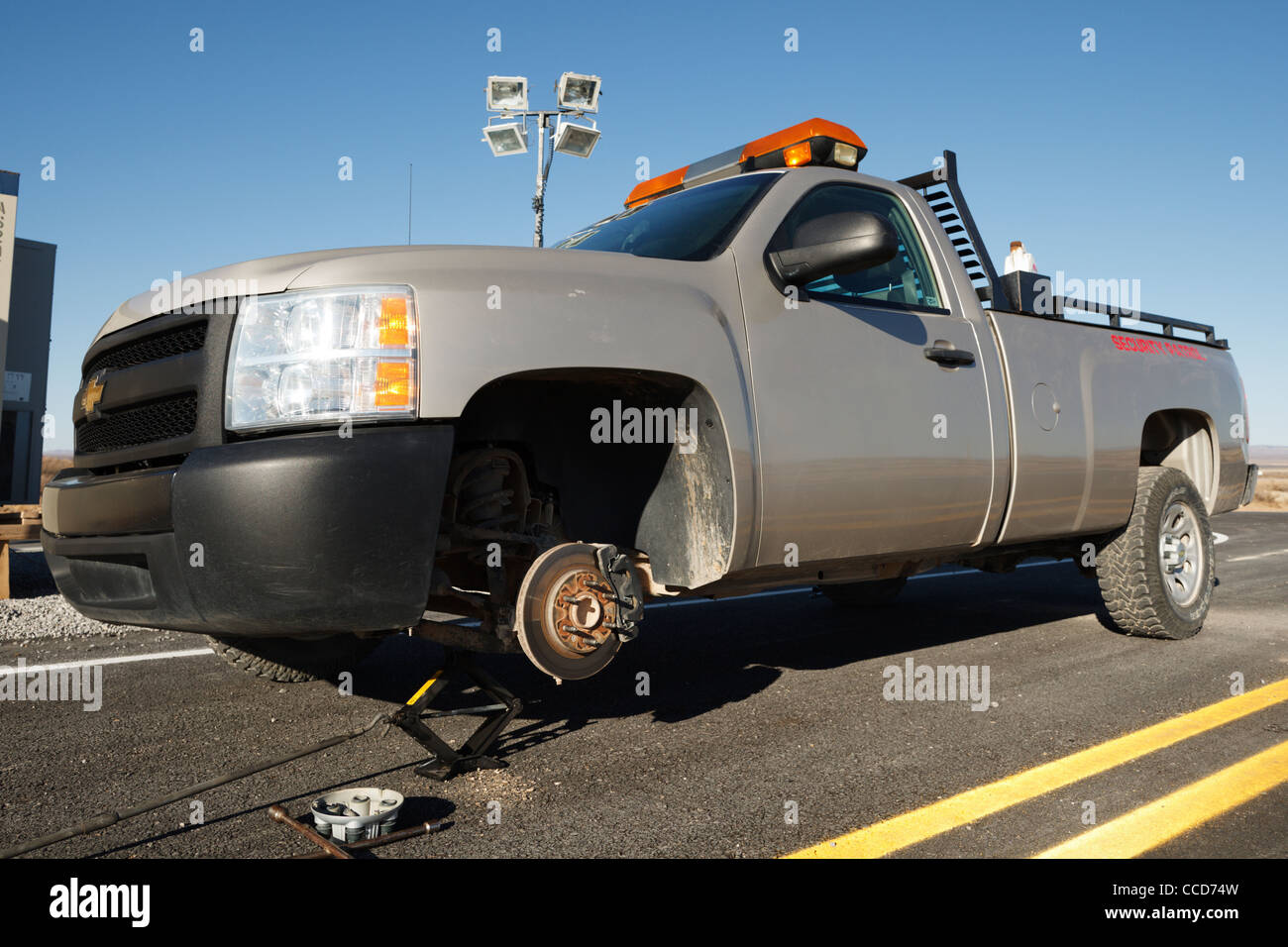 Ein Pickup-Truck mit einem fehlenden Vorderrad aufgebockt. Stockfoto