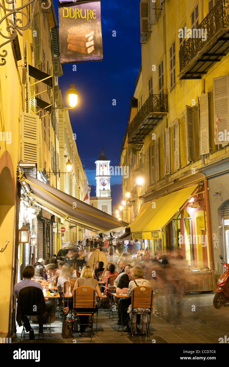 Nächtlichen Blick auf die Straßen und Cafés in der Altstadt von Nizza an der Mittelmeerküste in Südfrankreich. Stockfoto