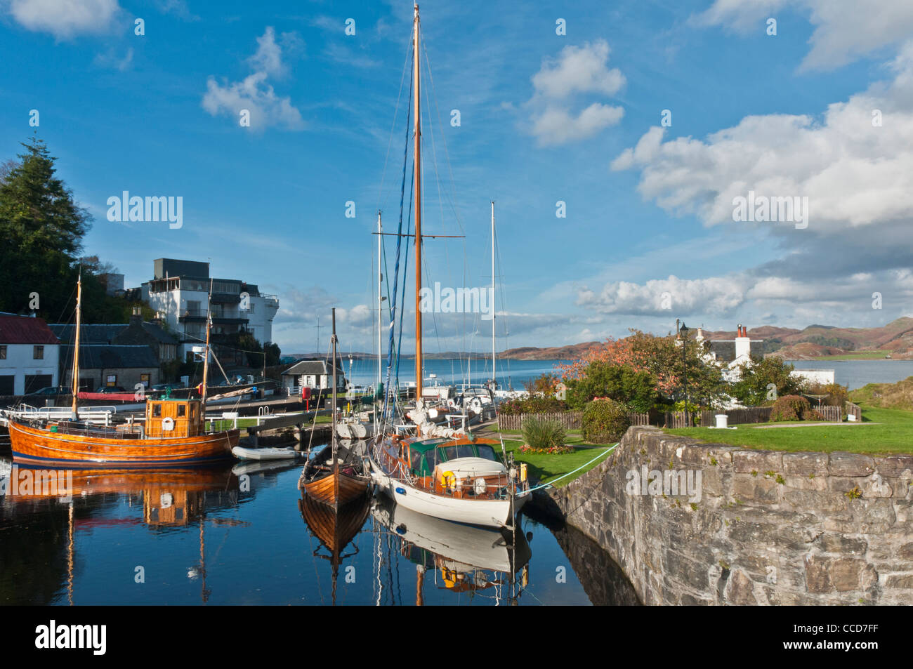 Yachten und Boote im Becken Crinan Canal Crinan Argyll & Bute Schottland Stockfoto