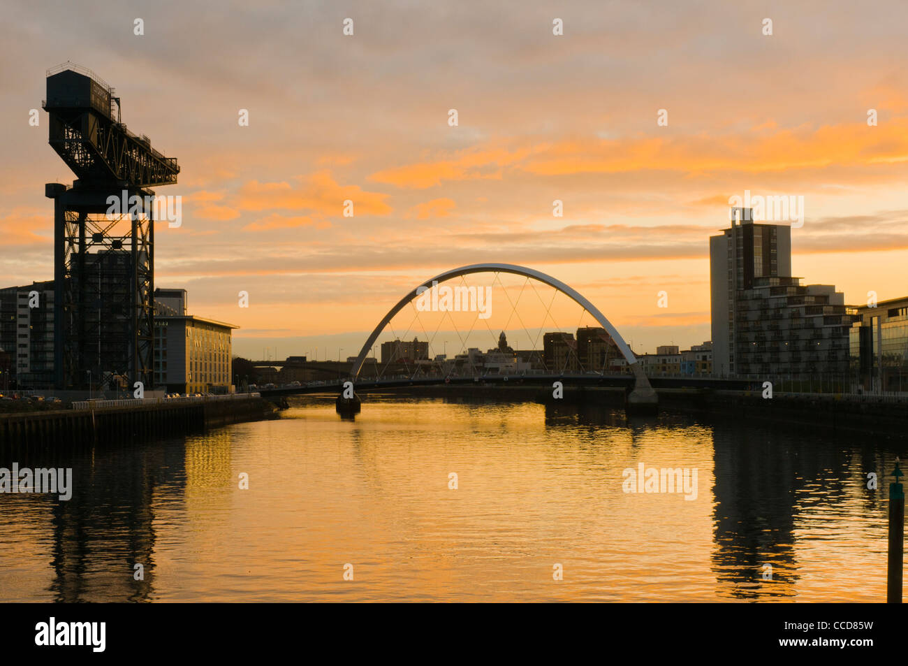 Sonnenaufgang am Fluss Clyde mit Glasgow Arc (Squinty Brücke) Brücke und Finnieston Kran Glasgow Schottland Stockfoto