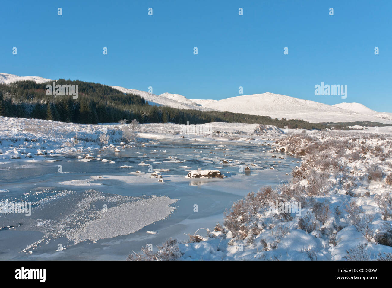 Eis Coevered River Orchy Bridge of Orchy Argyll & Bute Schottland auf Schnee begrenzt schwarz montieren Stockfoto