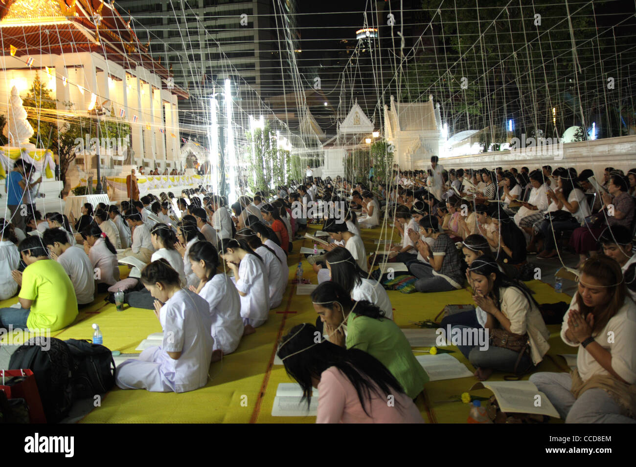 Thais chant für Glück im neuen Jahr 2012, Pathum Wanaram Tempel, Bangkok, Thailand Stockfoto