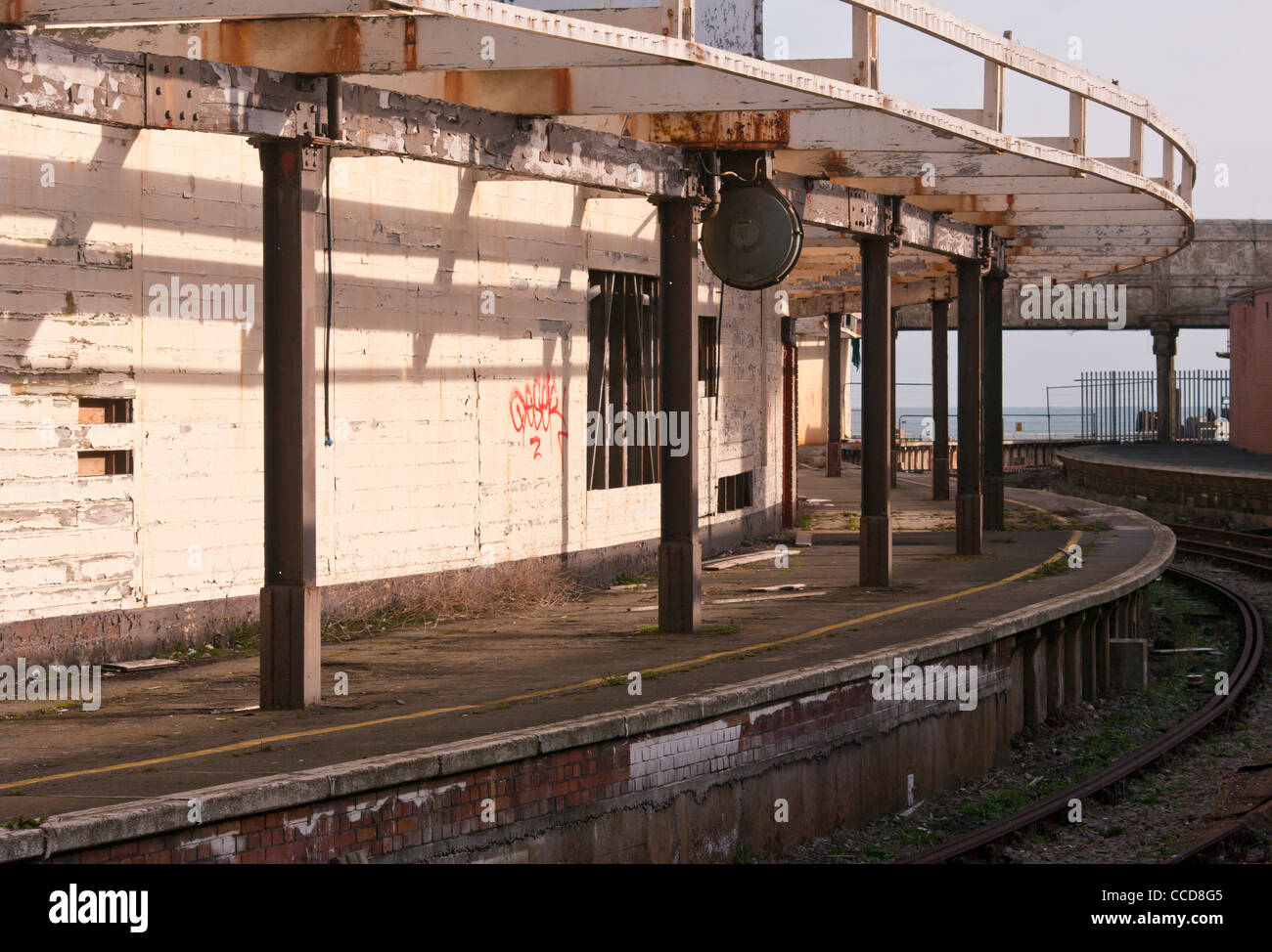 Stillgelegten laufen nach unten geschlossen Linien Spur Gleisanlagen Stationen Folkestone Harbour Railway Station Plattform Kent UK Stockfoto
