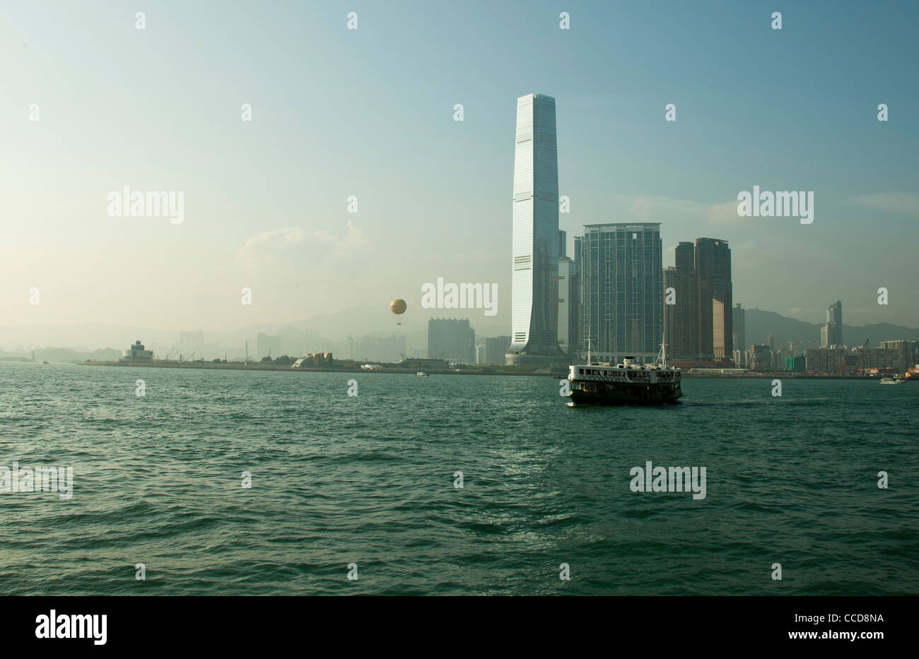 International Commerce Center in West Kowloon, Hong Kong. Auffassung von der Star Ferry Stockfoto