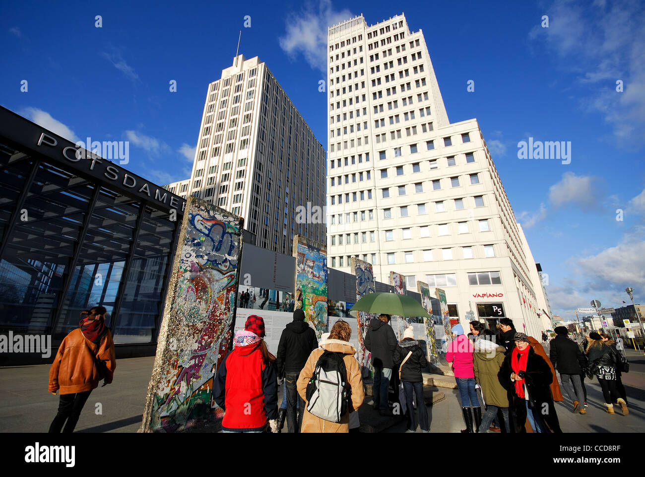 BERLIN, DEUTSCHLAND. Touristen auf der Suche auf Teile der Berliner Mauer am Potsdamer Platz. 2012. Stockfoto