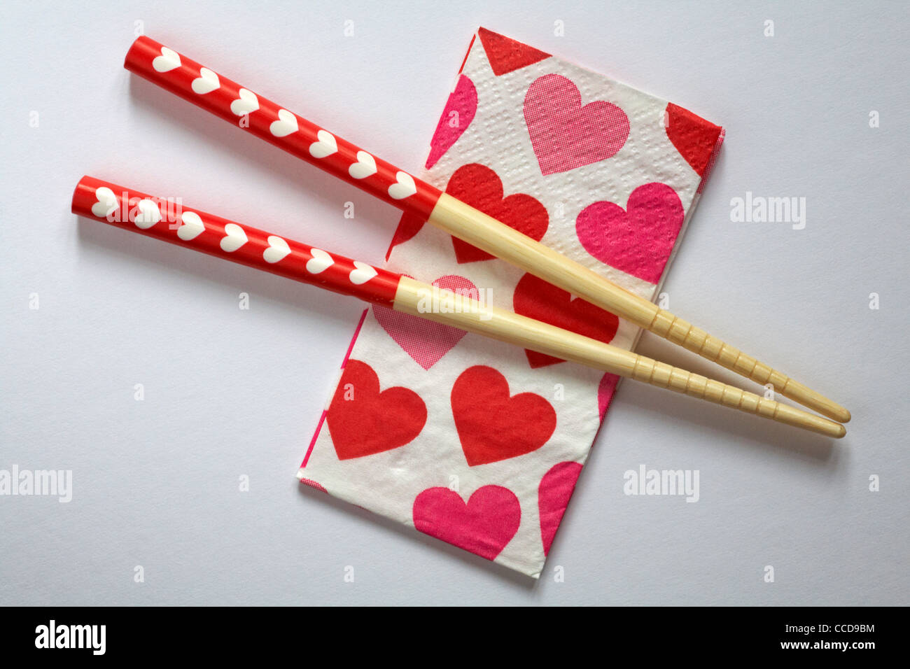 Herz Stäbchen auf Serviette mit Herz auf weißem Hintergrund platziert - Begriff der Romantik romantisch Essen für Valentinstag, Valentinstag Stockfoto