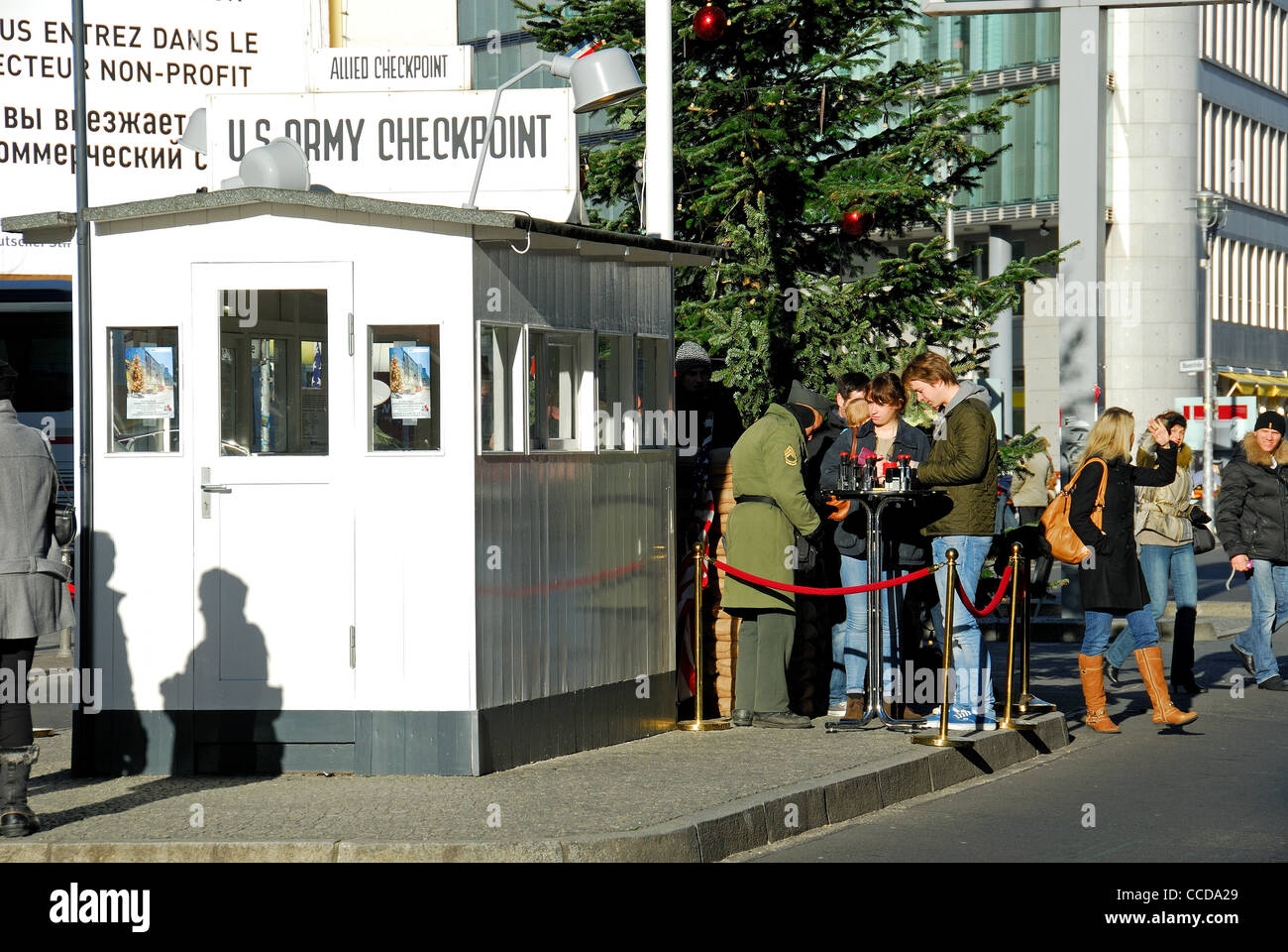 BERLIN, DEUTSCHLAND. Touristen auf dem Gelände des ehemaligen Checkpoint Charlie in der Friedrichstraße. 2012. Stockfoto
