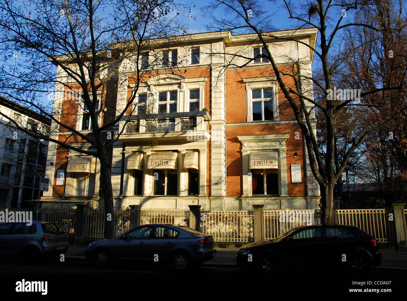BERLIN, DEUTSCHLAND. Das ehemalige Wohnhaus des Stummfilm-Schauspielerin Henny Porten. Nun das Café Einstein Stammhaus. 2012. Stockfoto
