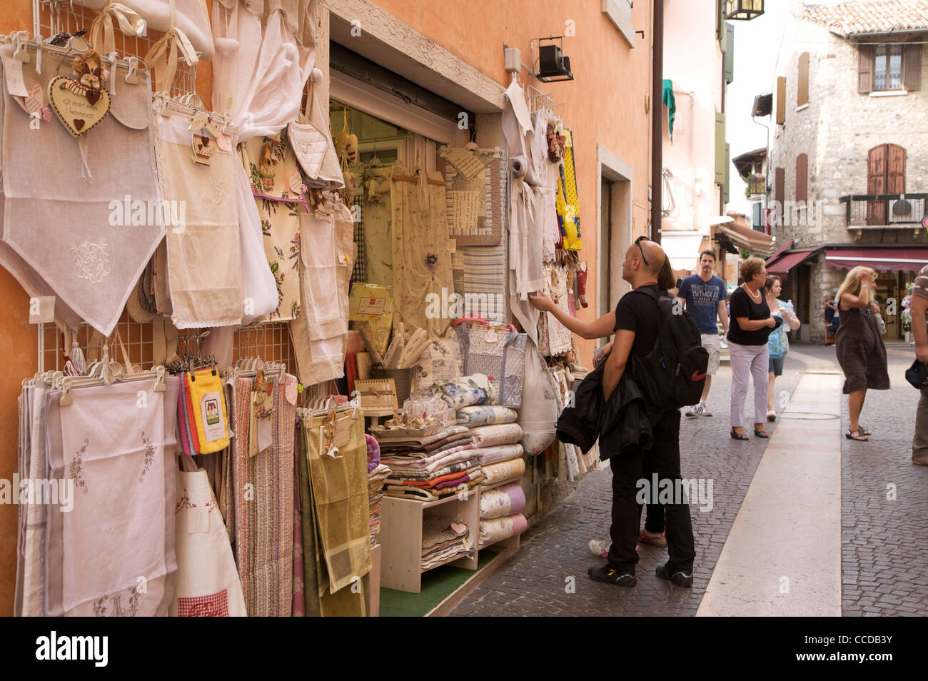 Blick auf ein Geschäft in der alten Stadt von Garda, Gardasee, Veneto, Italien, Europa Stockfoto