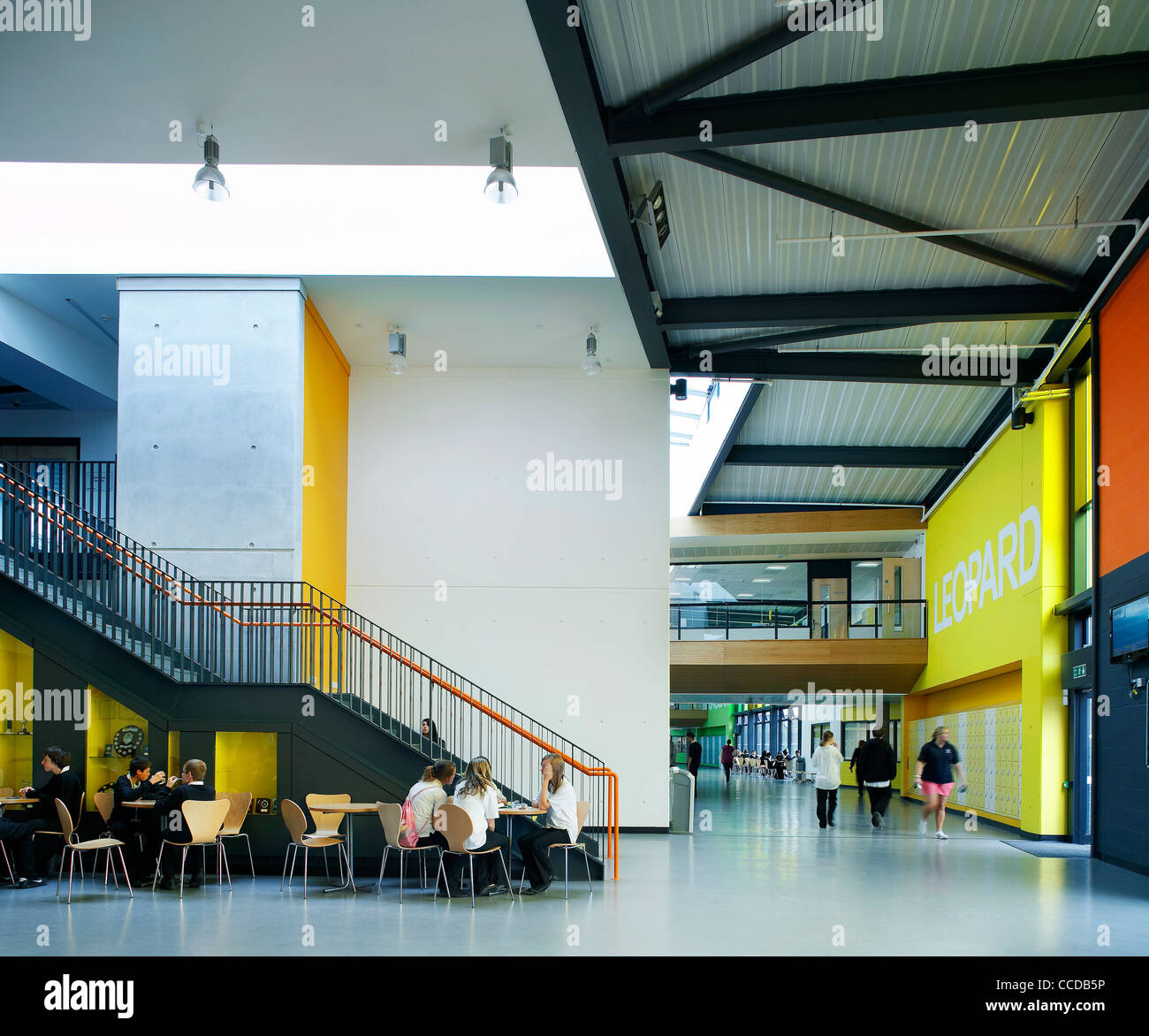 Brislington Unternehmen Hochschule, Flacq Architekten Bristol, 2008. Innenaufnahme zeigt Studenten sitzen in der geräumigen Lobby Stockfoto