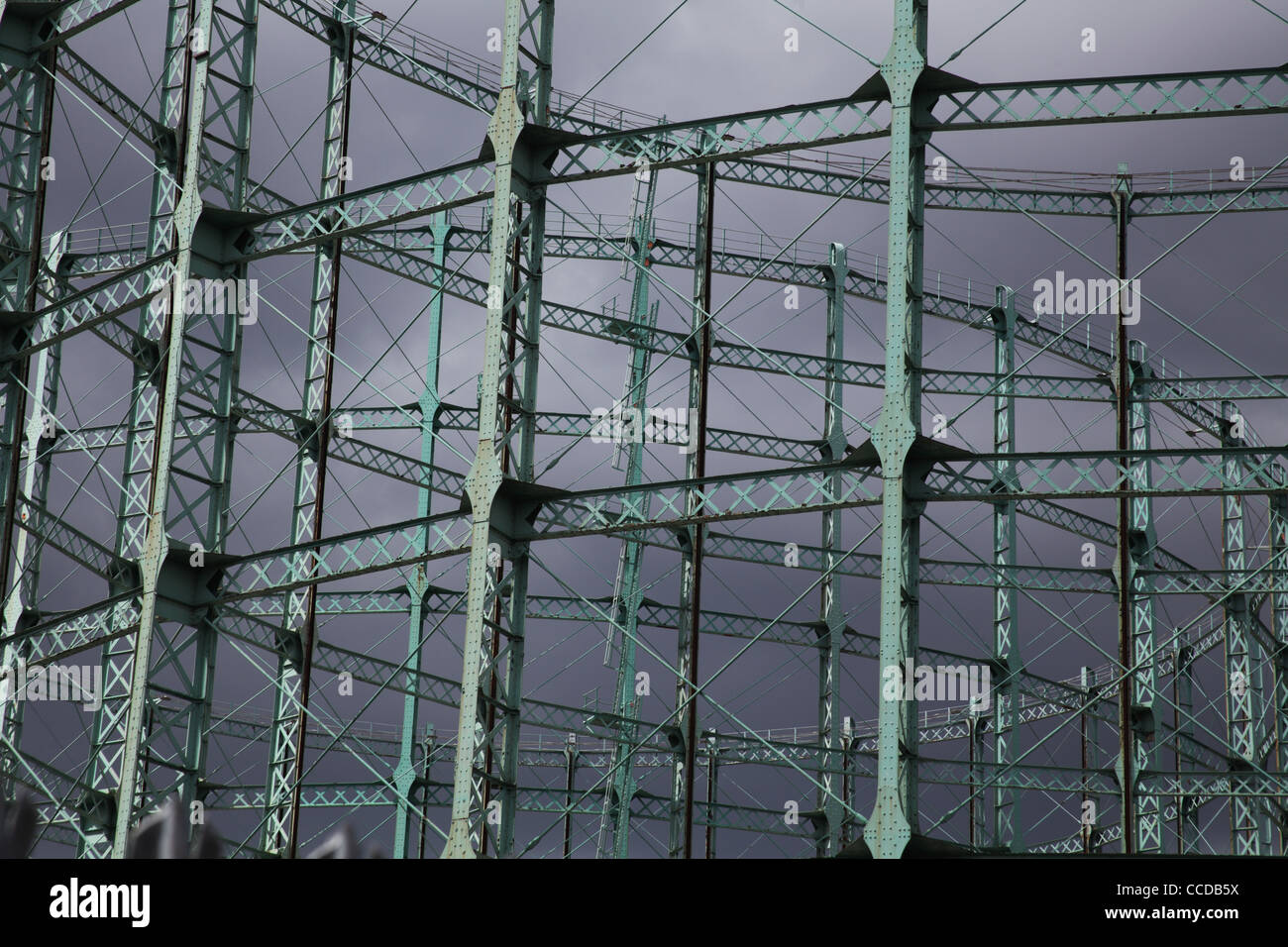 Grauer Himmel über einen Gas-Halter-Rahmen Stockfoto