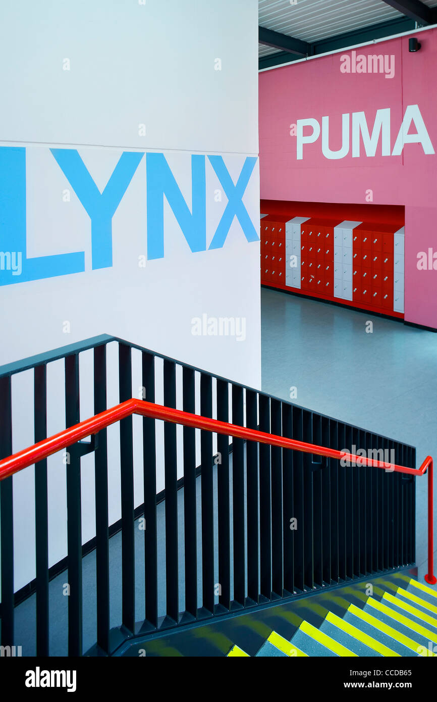 Brislington Innenaufnahme Enterprise College Flacq Architekten Bristol 2008 zeigt helle moderne Interieur bunte feature Stockfoto