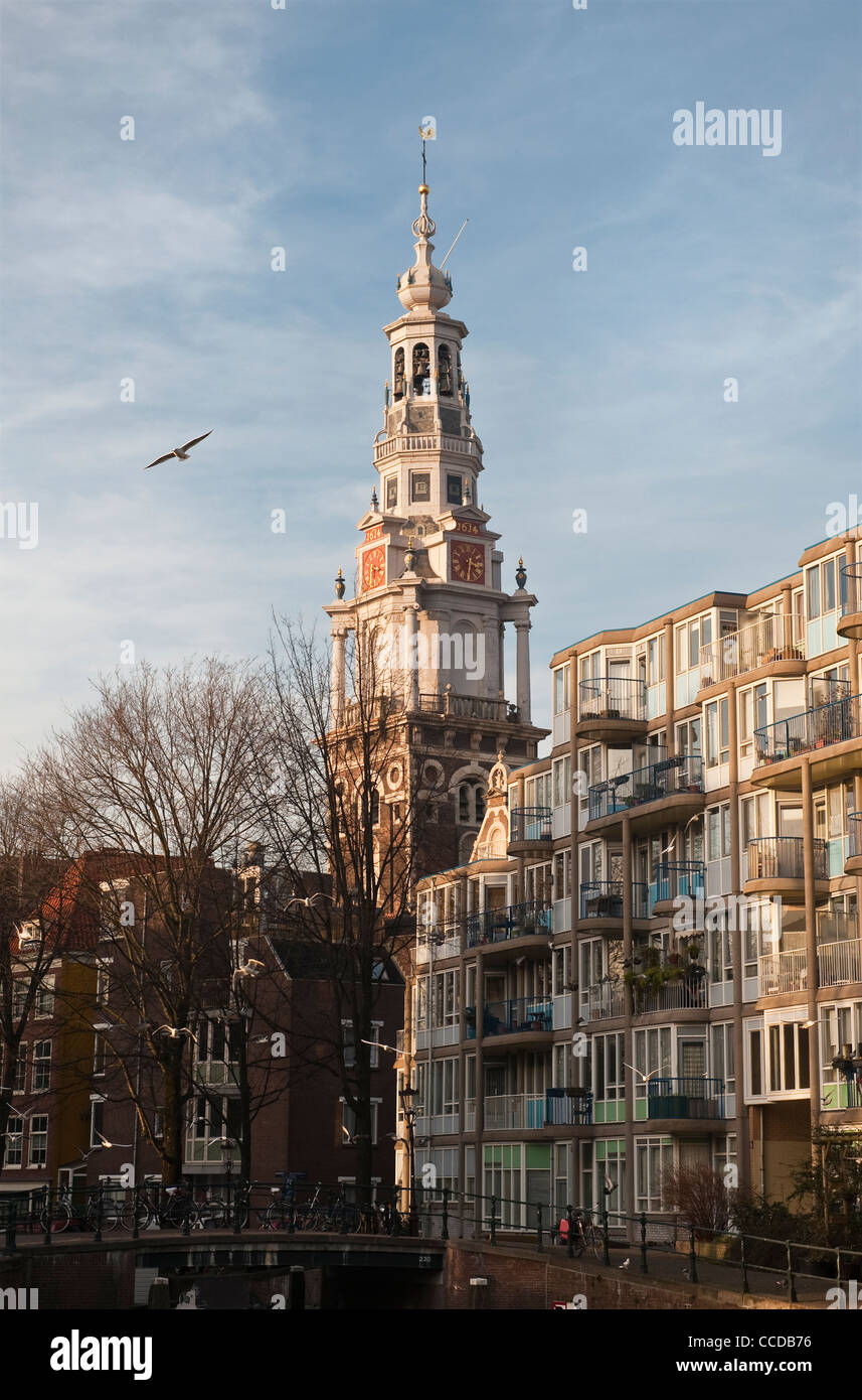 Der kunstvolle Turm und der Turm der Zuiderkerk Kirche aus dem 17. Jahrhundert im Zentrum von Amsterdam, Niederlande Stockfoto