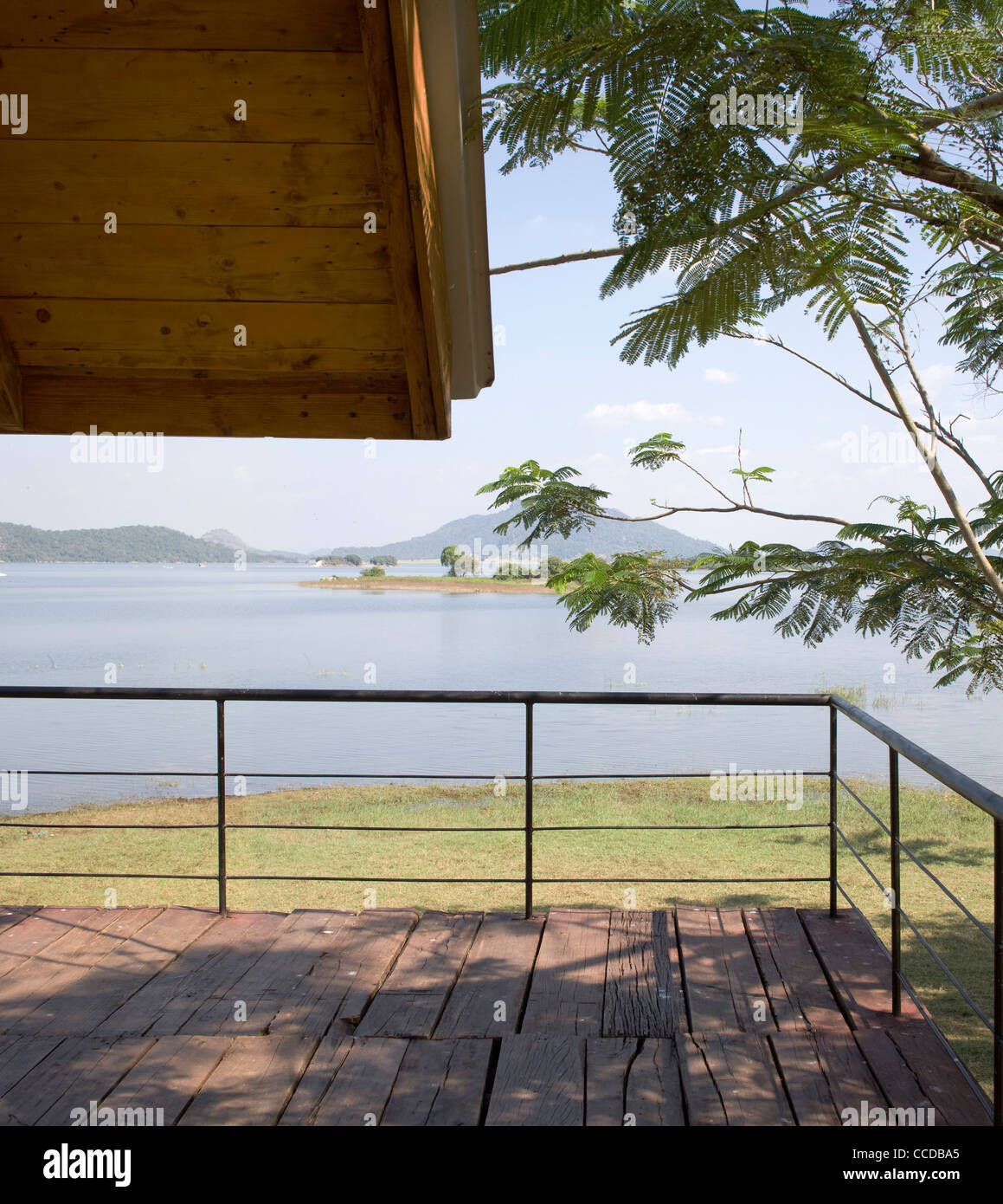 Cabana Maduru Oya Sri Lanka Damith Premathilake Architektur See Ferienhaus mit Versandbehälter und Holz aus Waffe Stockfoto