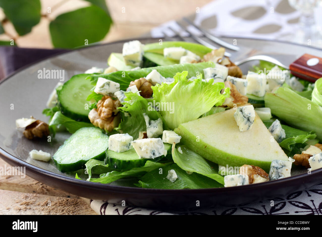 Salat mit Apfel, Käse und Walnüssen Stockfoto