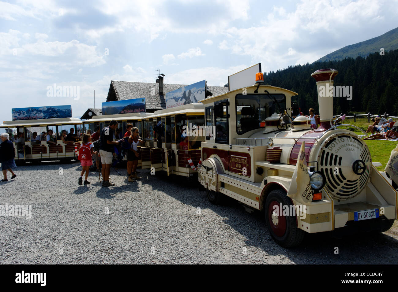 Kleinbahn zur Malga Ritorto Berghütte, Madonna di Campiglio, Trentino Alto Adige, Italien Stockfoto