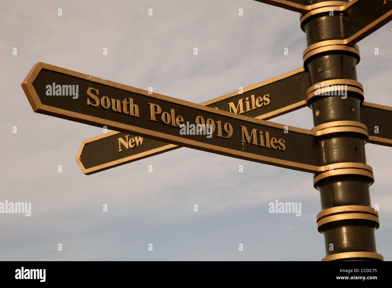 Neben der Meridian von Greenwich-Anlage in Cleethorpes, zeigt die Richtung zum Südpol zu unterzeichnen Stockfoto