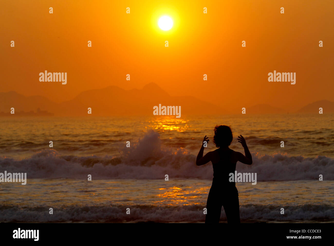 Frau tut Yoga am frühen Morgen in die Copacabana, Rio De Janeiro, Brasilien Stockfoto