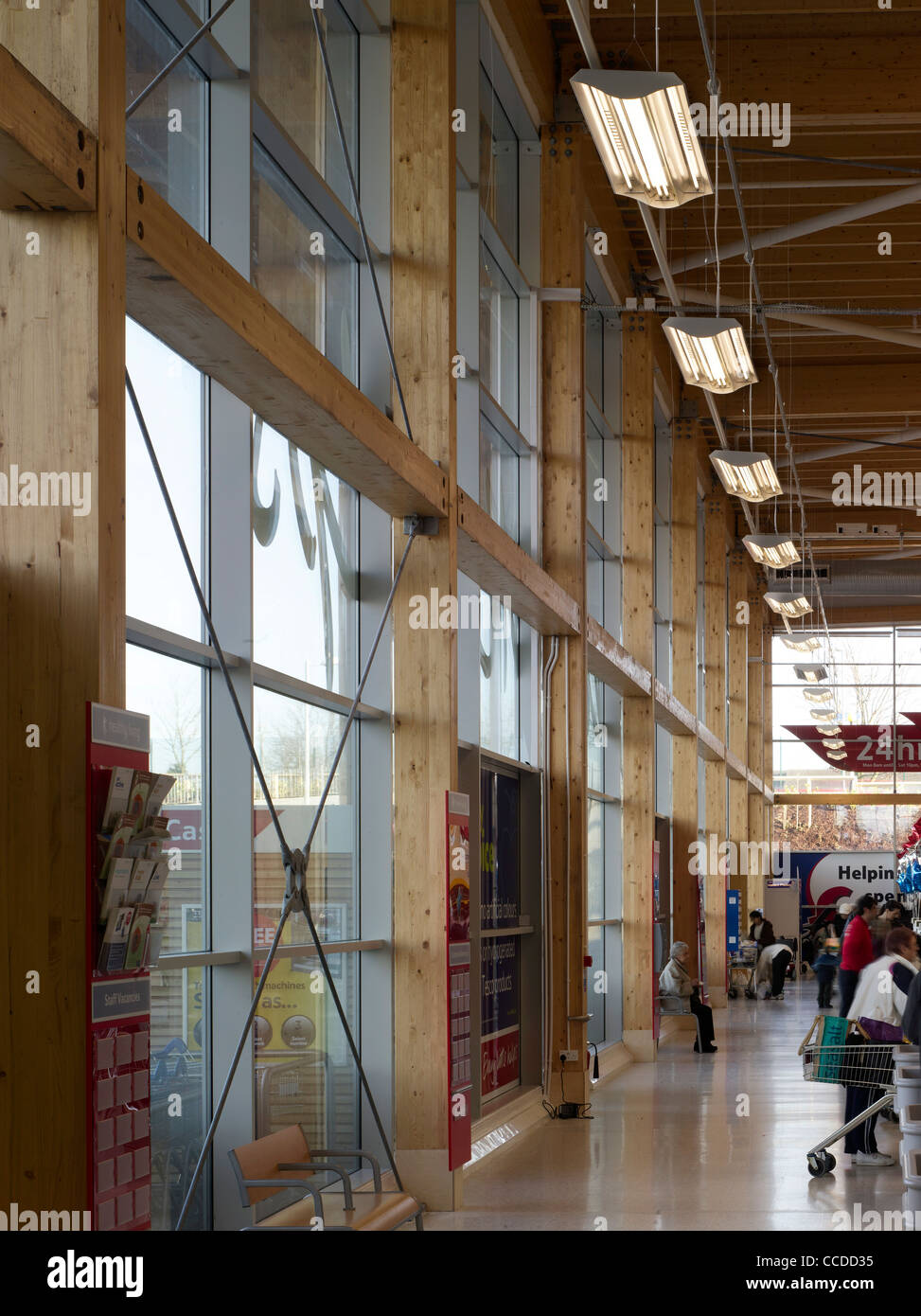 Tesco Cheetham Hill Manchester Michael Aukett Architekten 2009 Energieeffizienz Detail der Holzrahmen mit Fenster Stockfoto