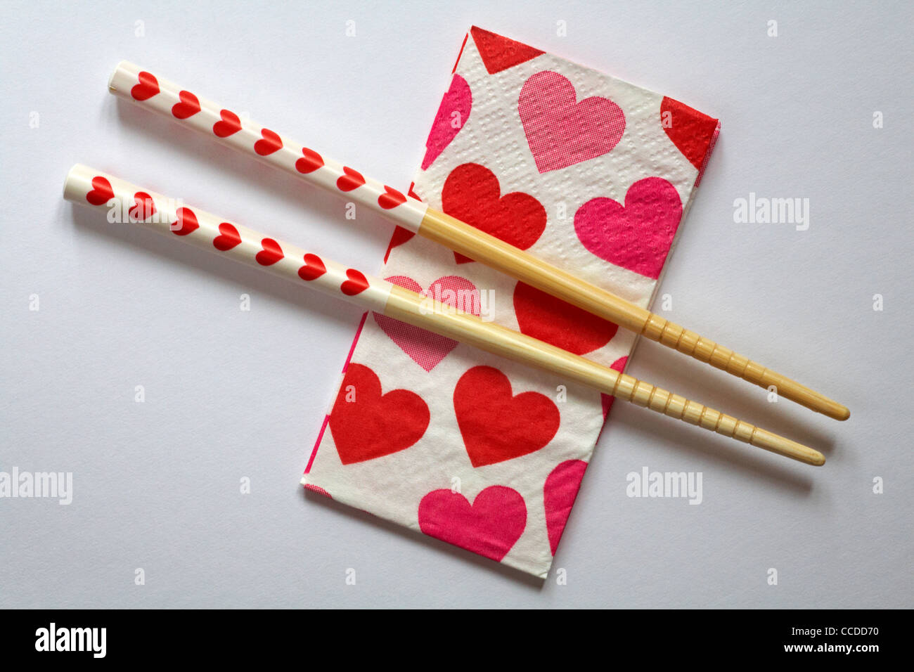 Herz Stäbchen auf Serviette mit Herz auf weißem Hintergrund platziert - Begriff der Romantik romantisch Essen für Valentinstag, Valentinstag Stockfoto