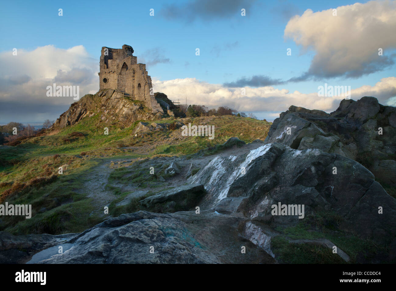 Horizontale Foto von Mow Cop Burg, Cheshire, lichtdurchflutet in der Nachmittags-Sonne Stockfoto