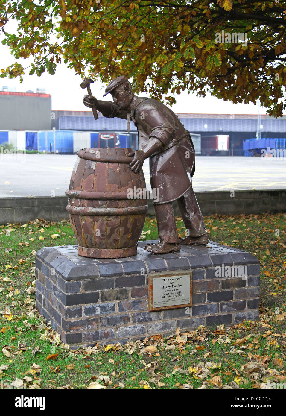 Eine Statue eines Cooper oder Barrel Maker bei der Brauerei Landeszentrale, Burton-Upon-Trent, Staffordshire Stockfoto