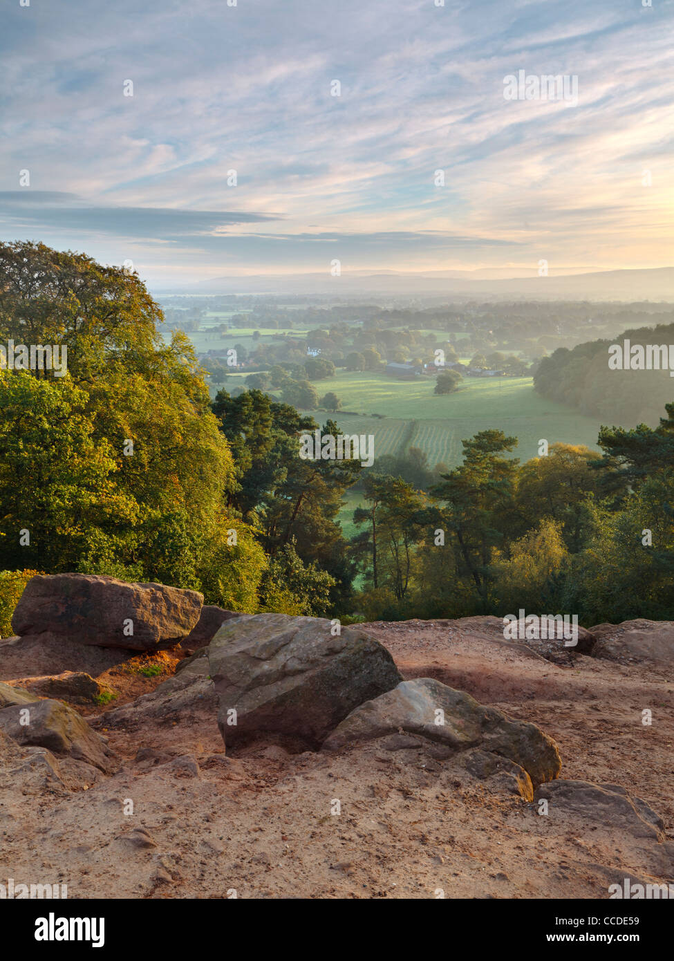 Vertikale Foto suchen Nord-Ost in Cheshire von Alderley Edge Stockfoto