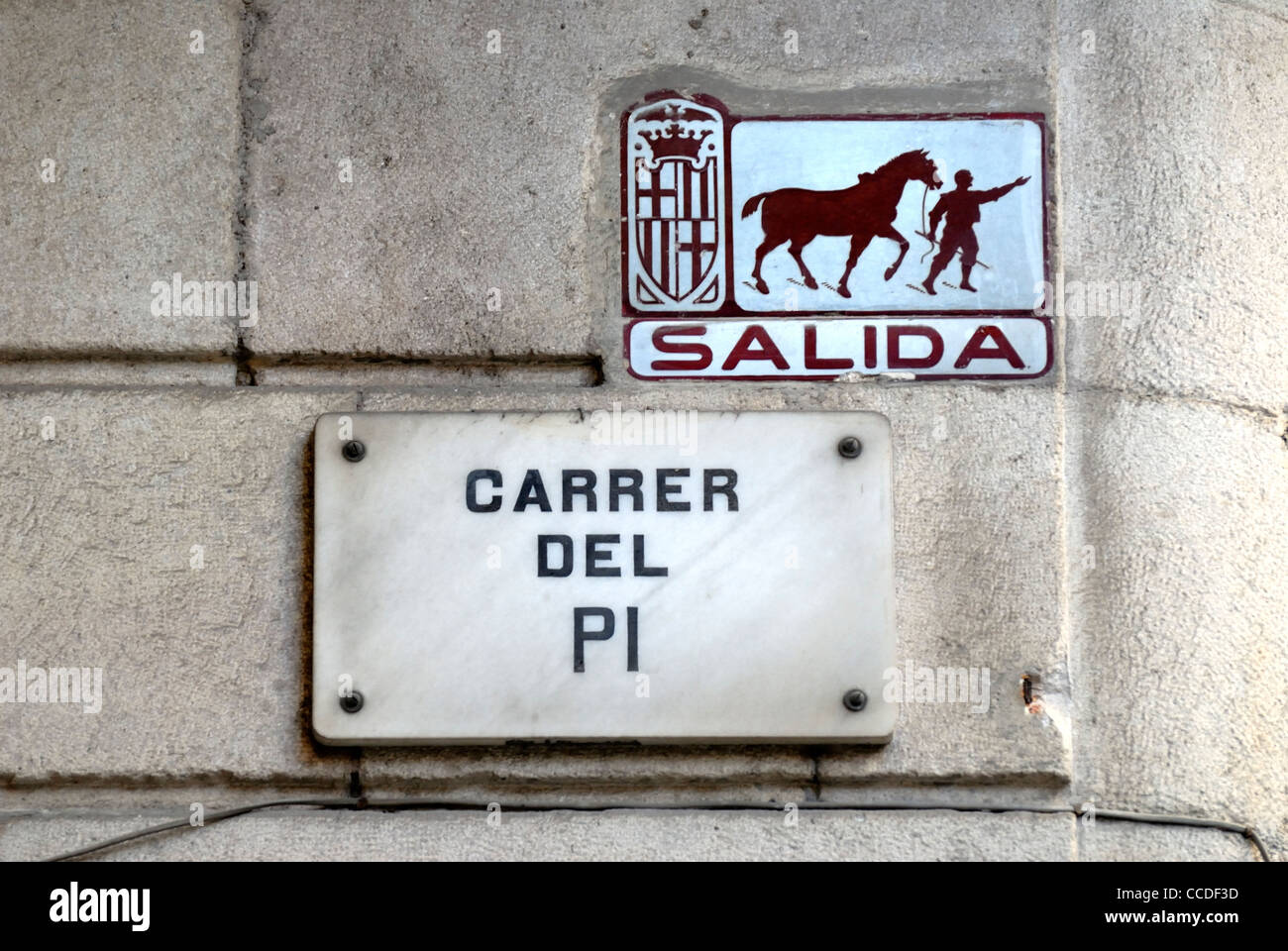 Barcelona, Spanien. Carrer del Pi - Straßenschild und 'Eingang' für Pferde (alte Straße Einbahnstraße) Stockfoto