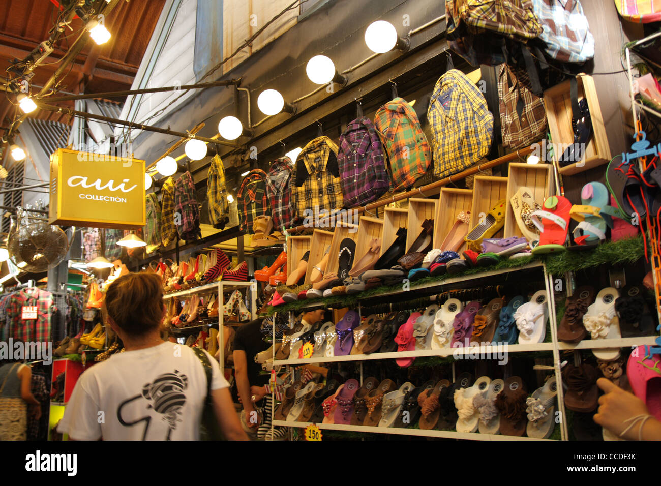 Kleidungsgeschäft am Chatuchak-Markt in Bangkok Stockfoto