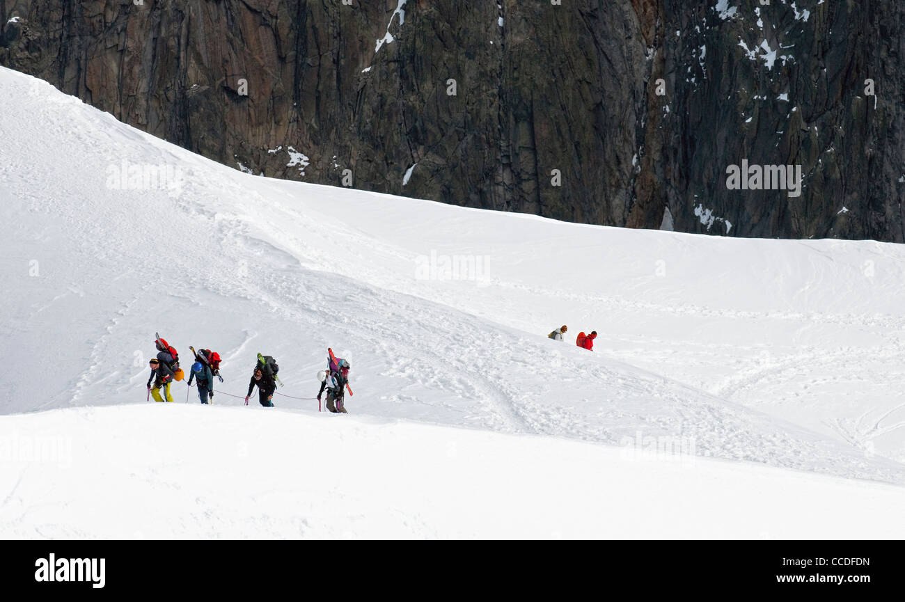 Skibergsteiger aufsteigender Schneehang vor dem Skifahren auf den Mont Blanc in den französischen Alpen, Frankreich Stockfoto
