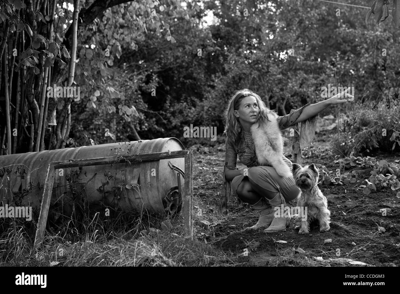 Mädchen mit Hund (Yorkshire Terrier). Polnische Landschaft. Stockfoto
