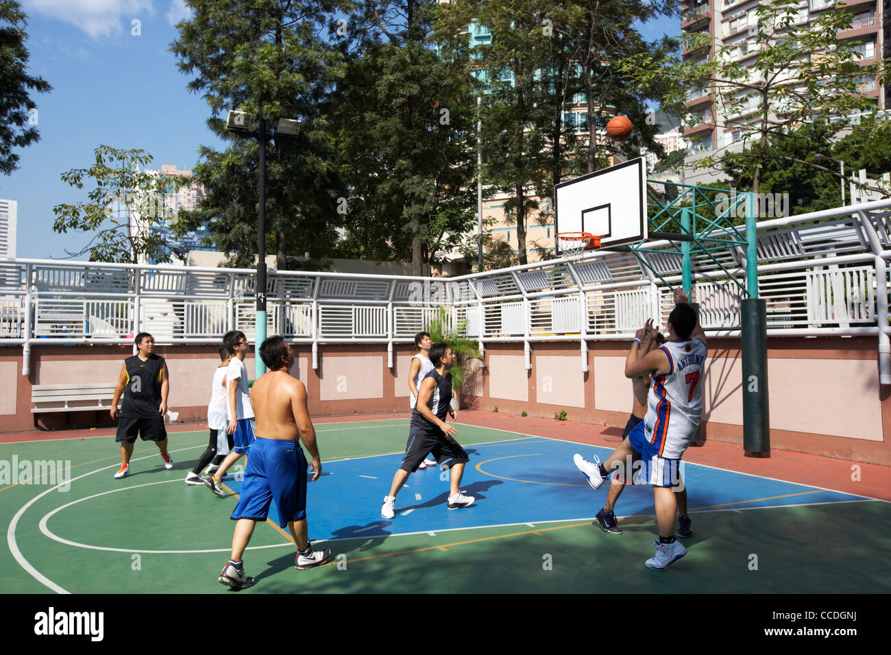 chinesische Männer spielen Basketball Aberdeen Hongkong Sonderverwaltungsregion Hongkong China Asien Stockfoto