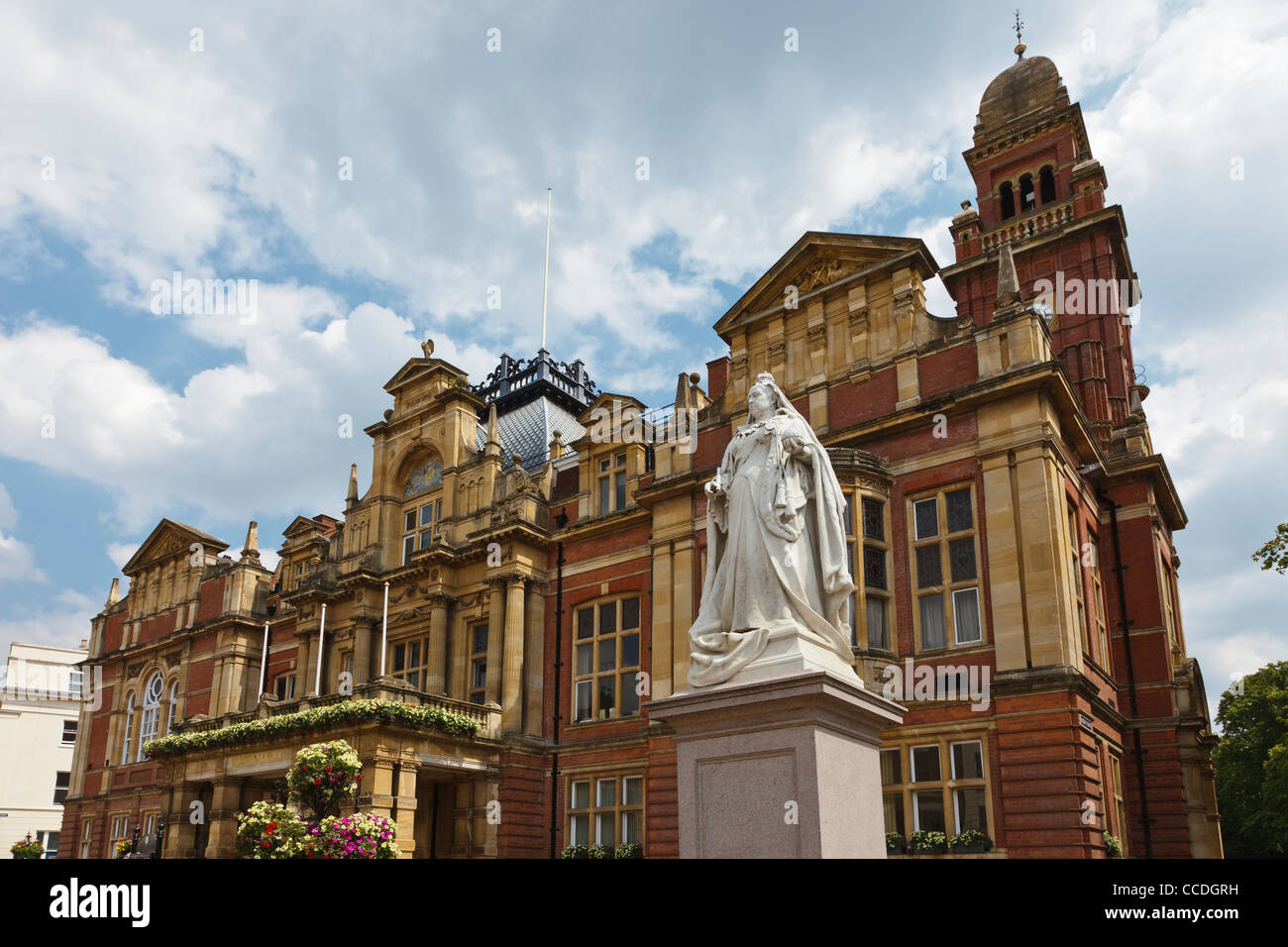 Das Rathaus der Stadt Halle und Königin Victoria Statue, Leamington Spa, Warwickshire, England Stockfoto