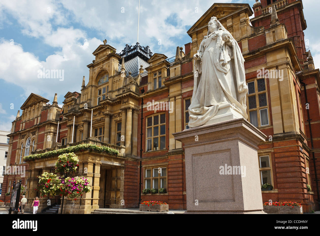 Das Rathaus der Stadt Halle und Königin Victoria Statue, Leamington Spa, Warwickshire, England Stockfoto