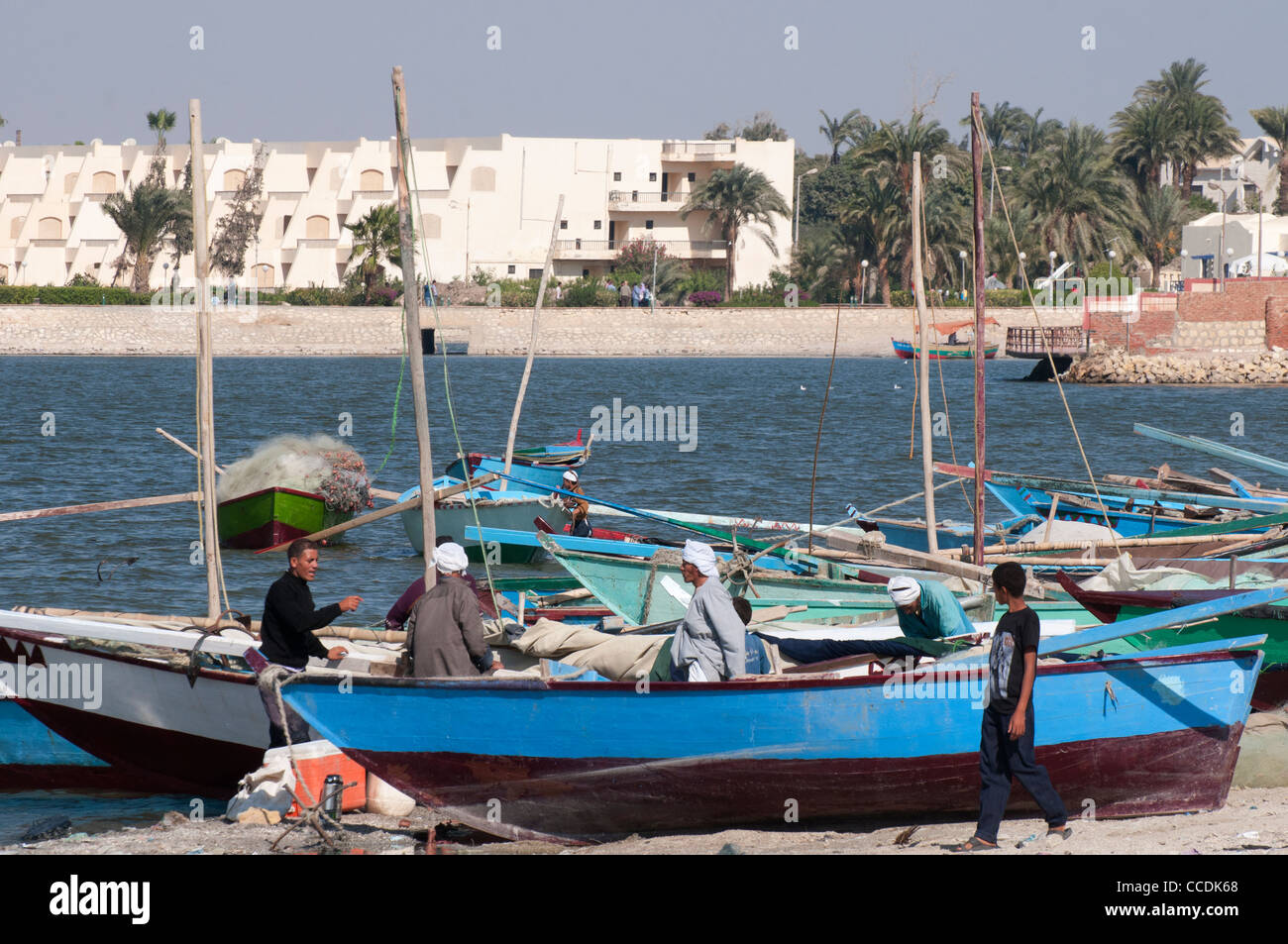 Boote am Birket Fayoum, See Fayoum, im Fayoum Tiefstand. Das neue Panorama Village Hotel liegt über dem See. Stockfoto