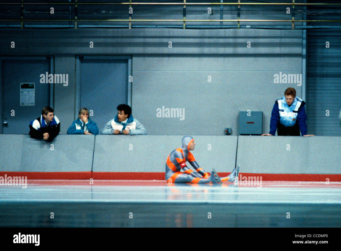 Dan Jansen (USA) stürzt während der 500 m Eisschnelllauf Veranstaltung bei den Olympischen Winterspielen 1988. Stockfoto