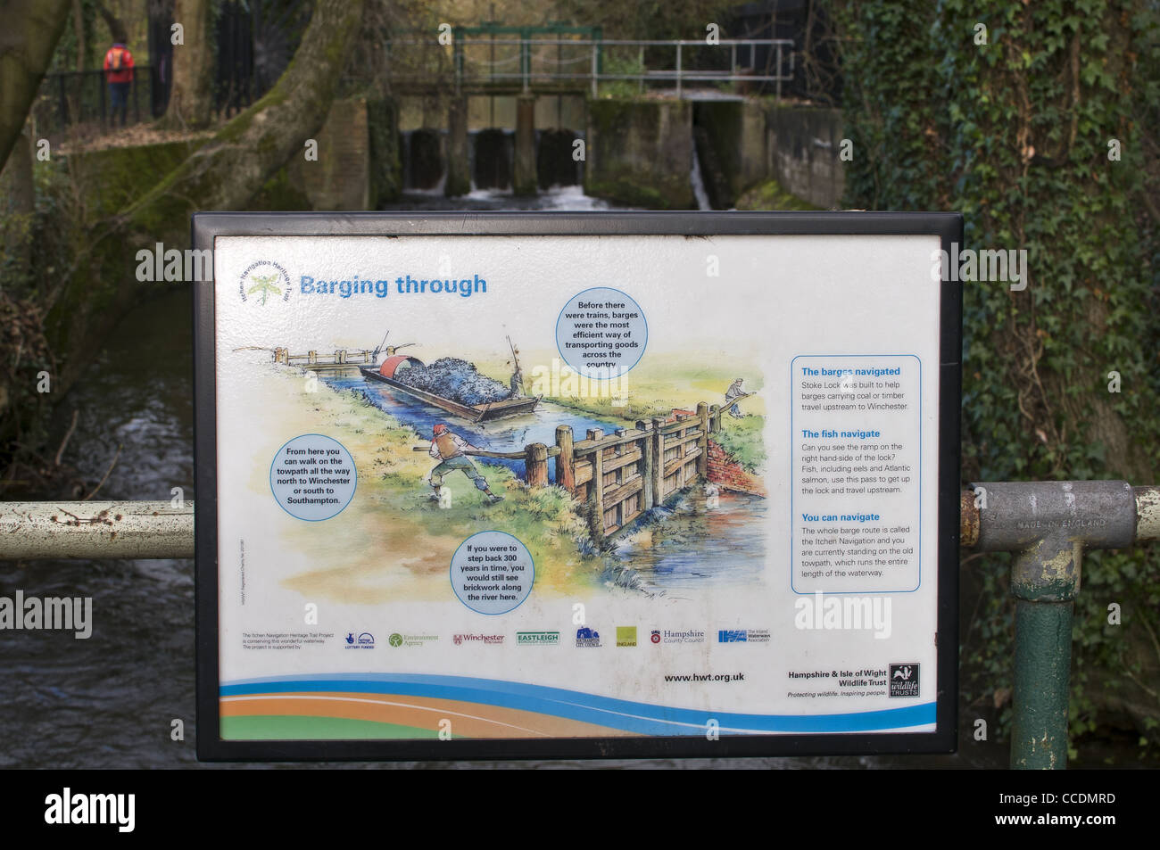 Infotafel über das Verschluss-System auf die Ithchen Navigation Heritage Trail, Hampshire, England, UK Stockfoto