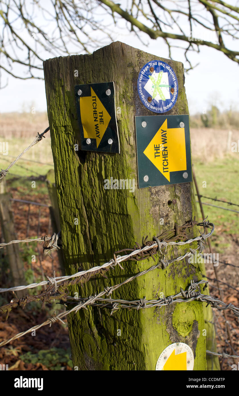 Die Itchen Weg Fußweg anmelden Holzpfosten Hampshire, England, UK Stockfoto