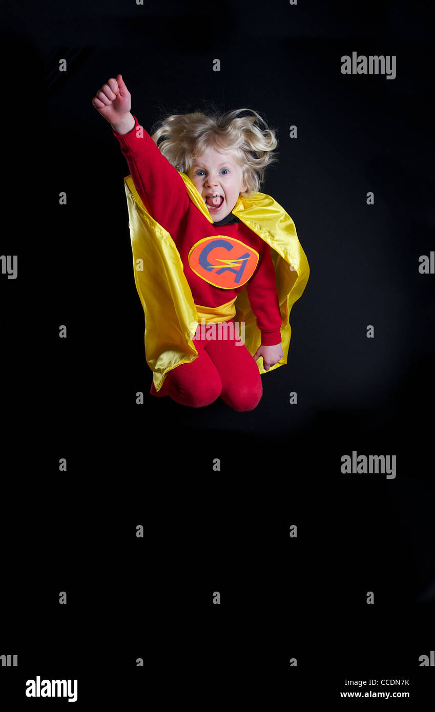 Junges Mädchen Superhelden springen Stockfoto