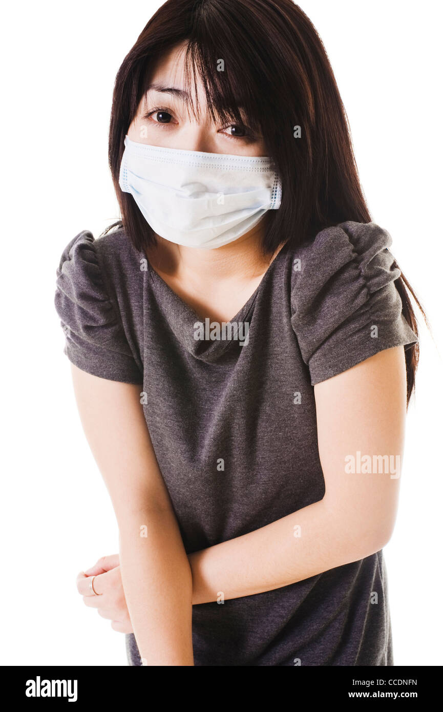 Nahaufnahme einer Kranken modische chinesische Frau eine Gesichtsmaske tragen. Stockfoto