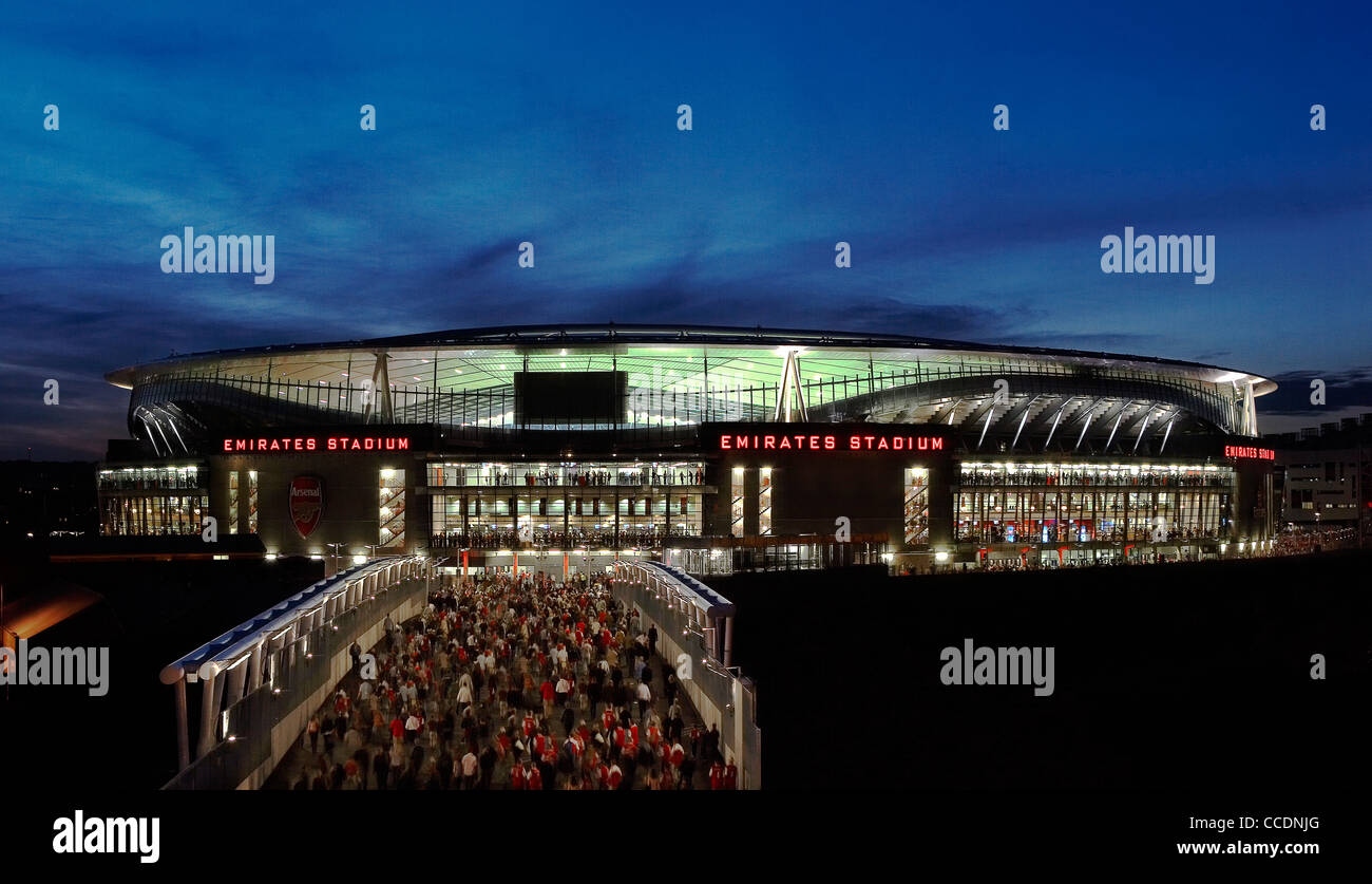 EMIRATES STADION AUßEN BEI NACHT Stockfoto