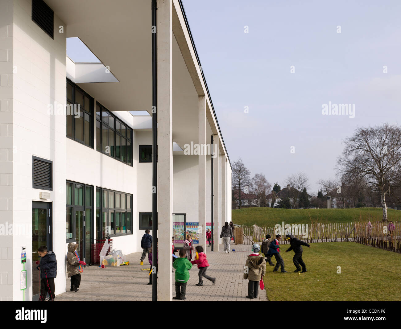 WEMBLEY GRUNDSCHULE WALTERS UND COHEN 2009 SCHRÄG SOUTH ELEVATION MIT KINDER BEIM SPIELEN Stockfoto