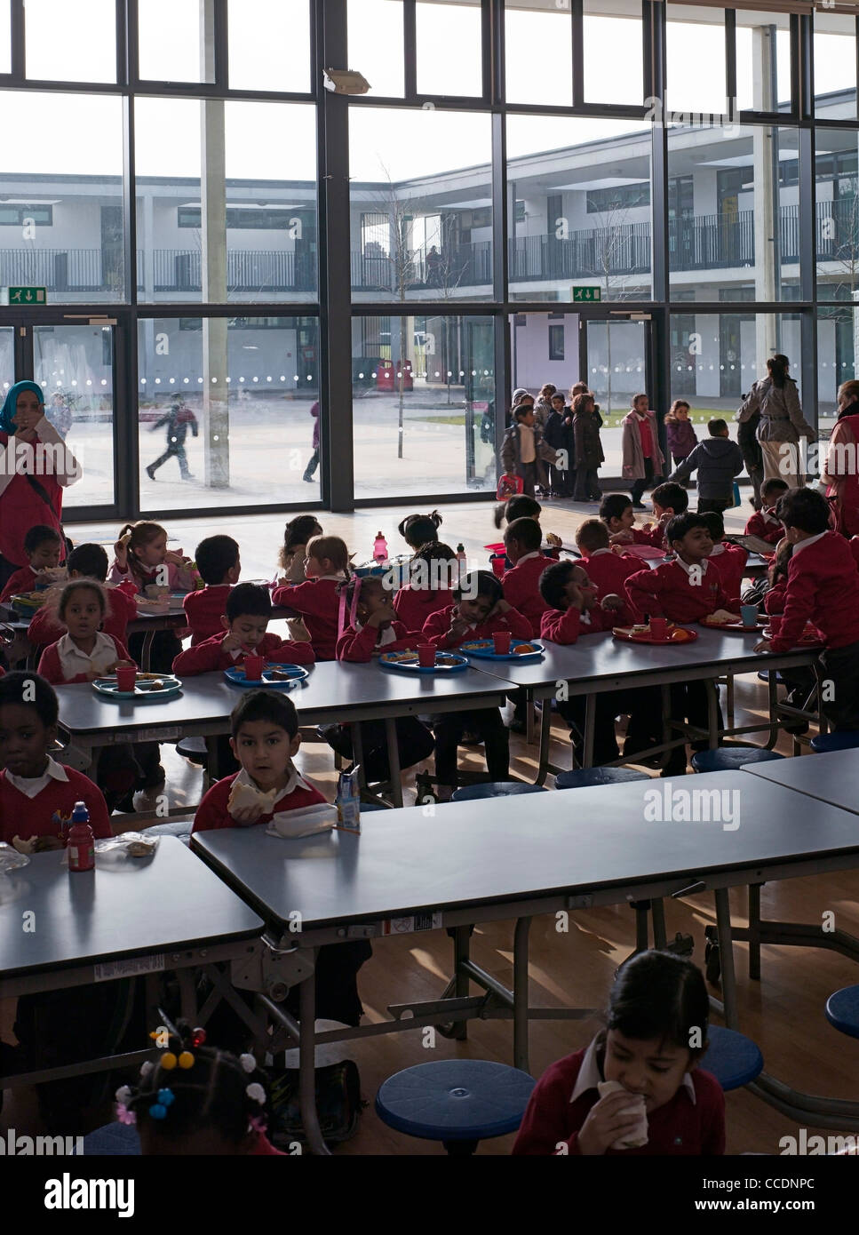 WEMBLEY GRUNDSCHULE WALTERS UND COHEN 2009 MULTIFUNKTIONSHALLE IN DER MITTAGSPAUSE ZU BRECHEN, MIT KINDERN Stockfoto