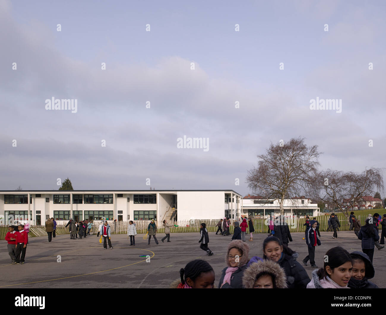 WEMBLEY GRUNDSCHULE WALTERS UND COHEN 2009 SOUTH ELEVATION MIT SCHULHOF UND KINDER Stockfoto