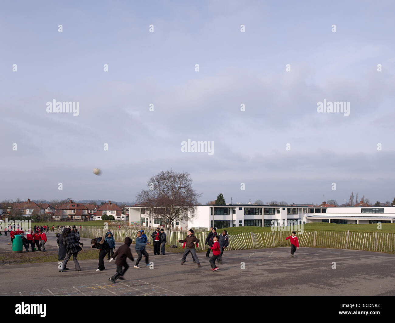 WEMBLEY GRUNDSCHULE WALTERS UND COHEN 2009 ALLGEMEINE ANSICHT MIT SCHULHOF UND KINDER Stockfoto