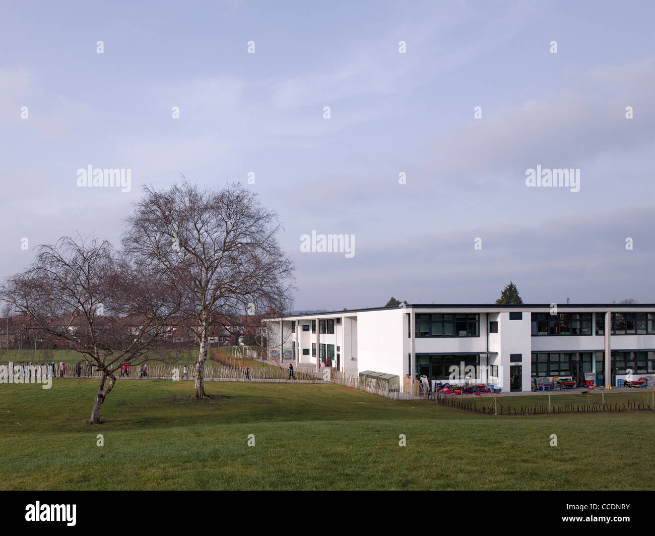WEMBLEY GRUNDSCHULE WALTERS UND COHEN 2009 SÜD-OSTANSICHT MIT GRÜN Stockfoto