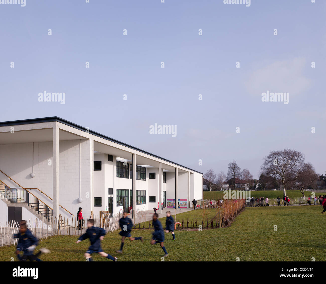 WEMBLEY GRUNDSCHULE WALTERS UND COHEN 2009 SCHRÄG SOUTH ELEVATION MIT SPORT GRÜN Stockfoto