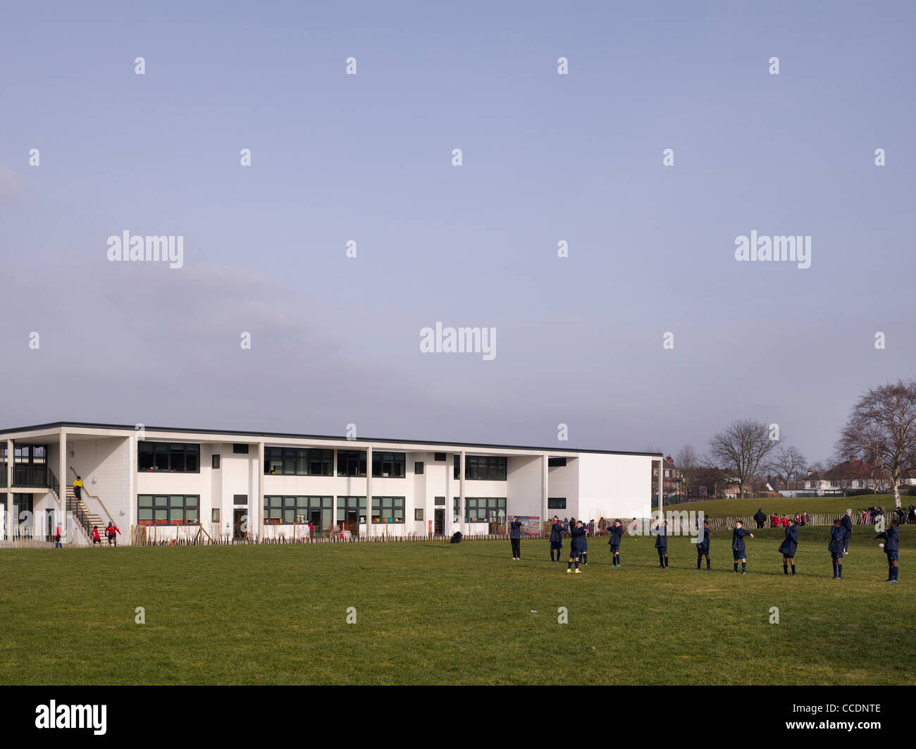 WEMBLEY GRUNDSCHULE WALTERS UND COHEN 2009 GENERAL SOUTH ELEVATION MIT SPORT GRÜN Stockfoto