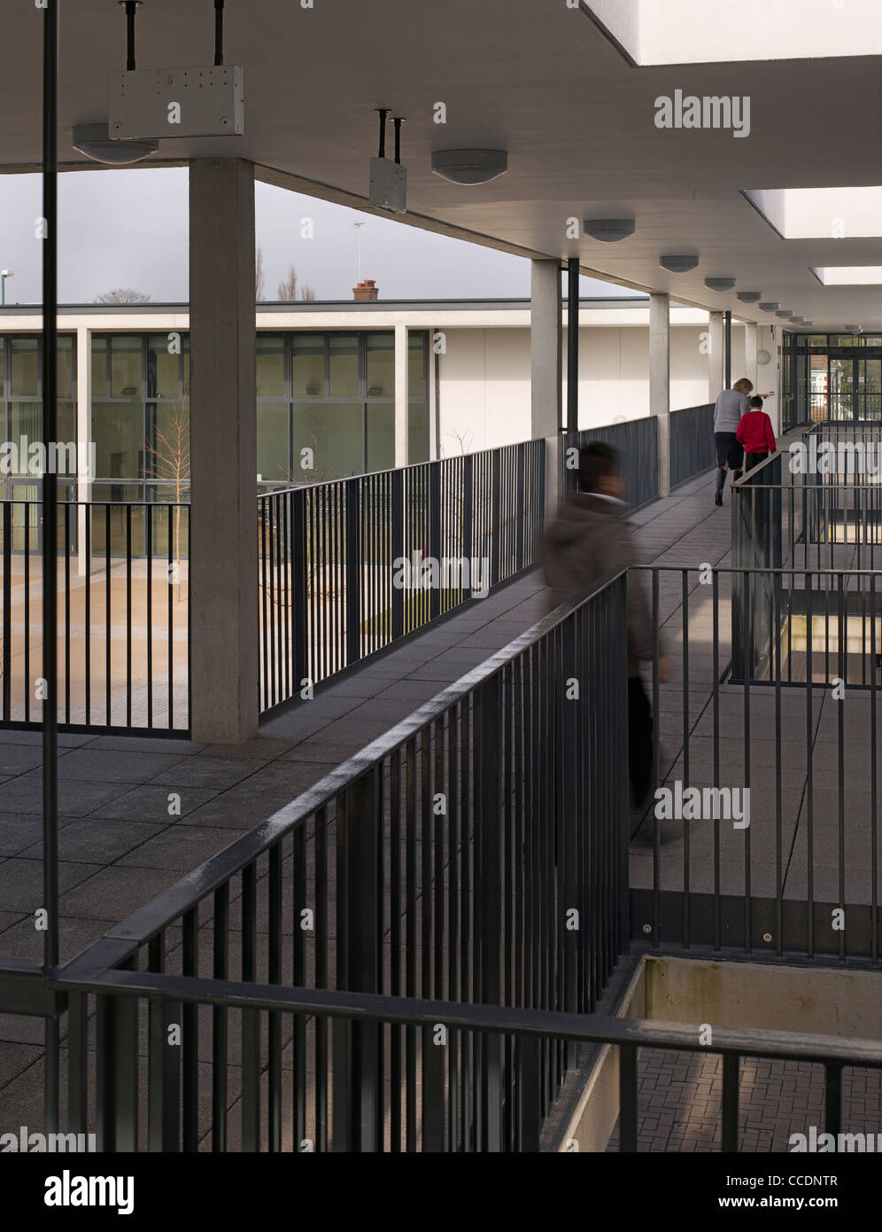 WEMBLEY GRUNDSCHULE WALTERS UND COHEN 2009 DETAIL ÖFFNEN ZWEITE ETAGE GEHWEG Stockfoto