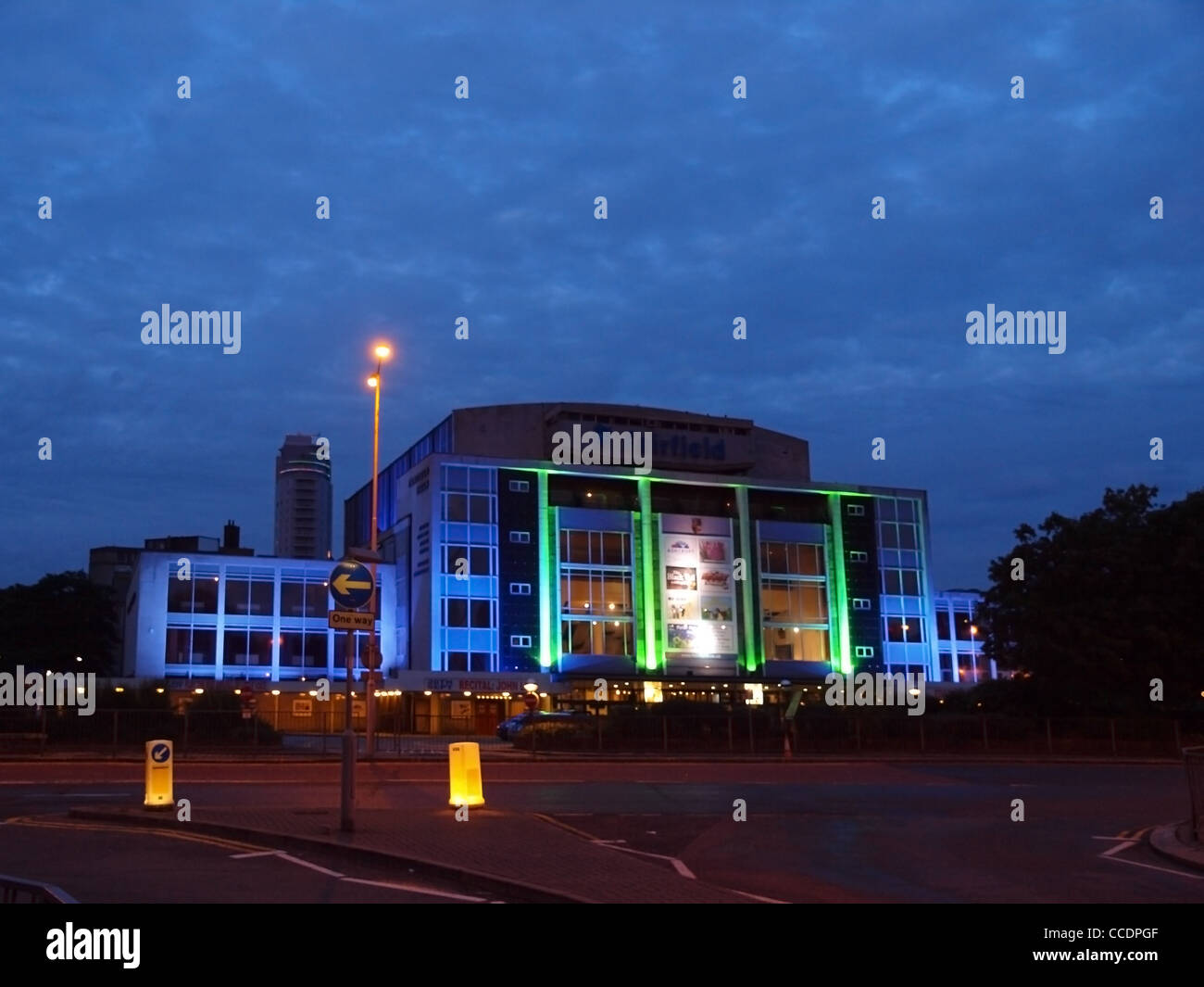 FairFields Hall in London Borough of Croydon, nachts beleuchtet. Stockfoto